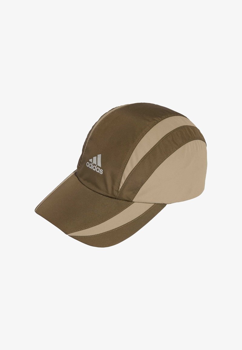 Brązowa i beżowa sportowa czapka z zakrzywionym daszkiem i dwukolorowym wzorem. Z przodu biały logo Adidas. Wykonana z lekkiego materiału.