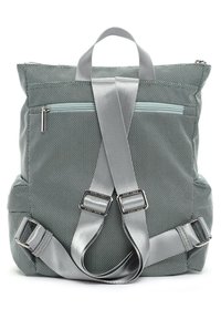 Mochila de tela tejida gris con un bolsillo frontal con cremallera, correas ajustables plateadas y un asa en la parte superior para llevar. Detalles de superficie texturizada.