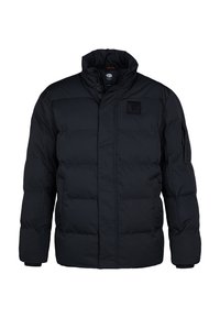 Giacca a vento nera con colletto alto, design imbottito e tasca sulla manica sinistra. Presenta un tessuto testurizzato e un piccolo logo sul petto.