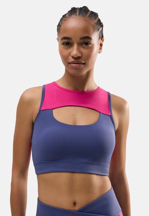 Sostenedor deportivo morado y rosa con un escote alto, corte redondo y un diseño elegante. Suave textura y colores en contraste definen su estilo.