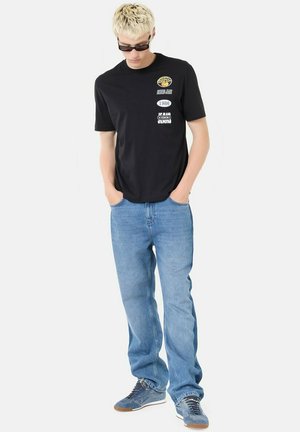 Iceberg Jeans, T-SHIRT NERA I REGULAR FIT CON PATCH RICAMATO FRUIT - T-shirt con stampa - nero