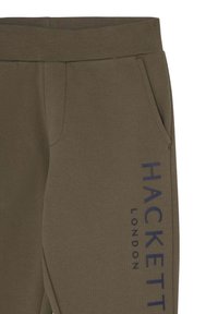 Maslinasto zeleni pamukasti trenirke sa širokim pojasom, bočnim džepovima i mornarsko plavim logom "HACKETT LONDON" na lijevoj nozi.