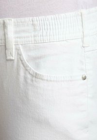 Witte denim shorts met een elastische tailleband, een voorzak met een afgeronde rand en een zilveren knoopdetail.