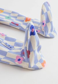Chaussons en tissu doux avec motif à carreaux bleu et blanc et imprimés floraux colorés, présentant un design à bout pointu plié.