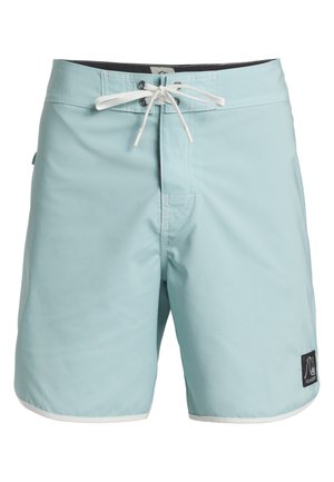 Lichtblauwe boardshorts van sneldrogend materiaal, met een tailleband met koord, een voorkantzak en een zwart logo-patch aan de linkerkant.