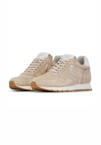 Baskets en daim beige avec un col blanc et gris. Dot�ées d'un laçage sur l'avant, d'accents latéraux subtils et d'une semelle en caoutchouc texturée.