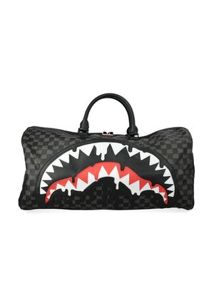 Borsa da viaggio nera a scacchi con maniglie corte e una grande grafica di bocca di squalo in bianco, nero e rosso sul lato anteriore.