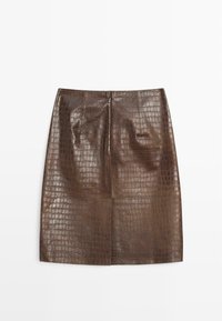 Jupe crayon en simili cuir marron avec un motif crocodile texturé, dotée d'une fermeture éclair invisible au dos et d'une finition lisse.