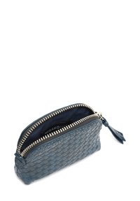Niebieska pleciona skórzana saszetka z silverowym zamkiem błyskawicznym, z teksturowaną powierzchnią i małym skórzanym uchwytem. Wnętrze wyłożone jest ciemnym materiałem.