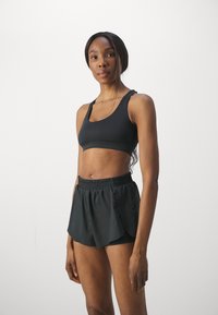 Girlfriend Collective FLOAT ELLA SCOOP BRA - Sujetadores deportivos con sujeción media - black