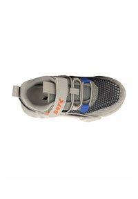 Grauer Sportschuh mit einem Mesh-Obermaterial, blauen und orangefarbenen Akzenten, einem Klettverschluss und einer strukturierten Sohle für besseren Halt.