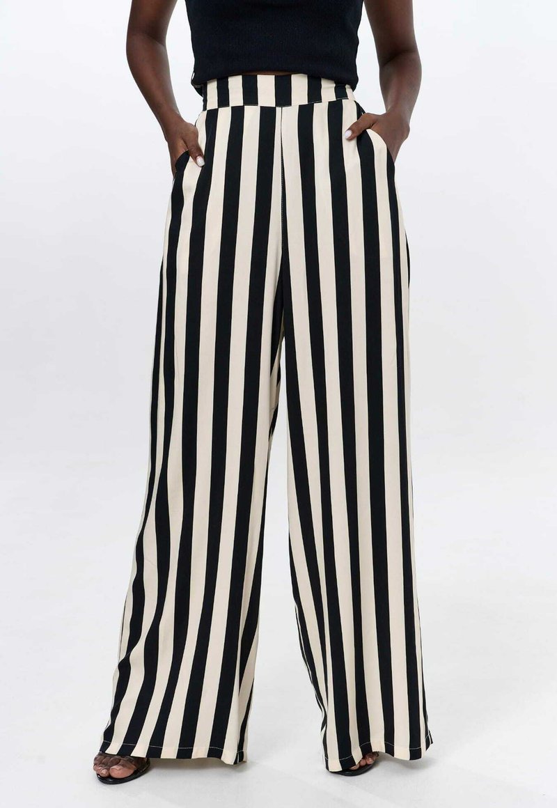 Zwart en crème gestreepte wijde broek met een hoge taille en zijzakken, met een zachte stof textuur.