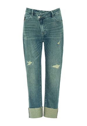 Jasnoniebieskie, postarzane dżinsy o tapered fit, z postrzępionymi brzegami i licznymi przetarciami, dające wrażenie zużycia. Zapięcie na guziki i kieszenie w zestawie.