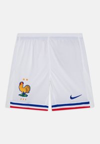 Pantalones cortos de fútbol blancos con un ribete a rayas en azul y rojo, emblema de un gallo bordado con "FFF" y logo de Nike en azul en el lateral.