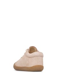 Sneaker in suede rosa chiaro con un sottile motivo metallico, colletto imbottito beige, punta rotonda e suola in gomma marrone, vista dall'angolo posteriore destro.