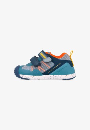 Scarpe da ginnastica per bambini blu e grigie con fodera arancione, due strap velcro blu navy, suola bianca screziata e linguetta gialla al tallone.