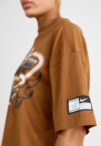 Nike Sportswear DANCE TEE - Apdrukāts T-krekls - light british tan
