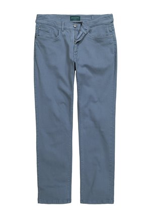 Blauwe spijkerbroek met een rechte pijp, voorzakken en een ritssluiting. Voorzien van een knoopsluiting en een label met de tekst "BOSTON."