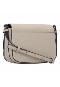 Beżowa skórzana torba na ramię z czarnymi akcentami, prostokątnego kształtu, z regulowanym paskiem i gładką fakturą. Charakteryzuje się minimalistycznym wzornictwem i widocznym szwem.