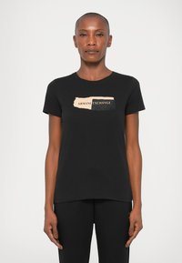 Tricou din bumbac negru, cu un grafic bej și negru, av�ând textul "ARMANI EXCHANGE". Mâneci scurte și decolteu rotund.