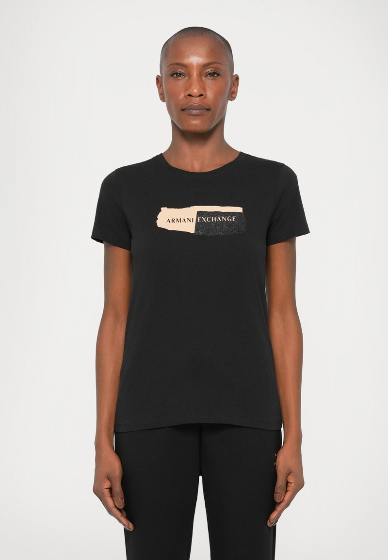 Tricou din bumbac negru, cu un grafic bej și negru, având textul "ARMANI EXCHANGE". Mâneci scurte și decolteu rotund.
