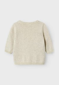 Maglione leggero beige lavorato a maglia con maniche corte, scollatura rotonda e bordi a costine. Il tessuto ha un aspetto morbido e testurizzato.