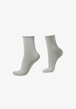 Chaussettes de cheville gris clair avec une texture lisse, des ouvertures élastiques et une forme ajustée, adaptées à un port décontracté. Pas de motifs ou d'accents visibles.