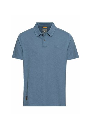 Blaues kurzärmeliges Poloshirt mit Zwei-Knopf-Leiste, kleinem Logo-Patch auf der Brust und Stoffetikett in der Nähe des unteren Saums auf weißem Hintergrund.
