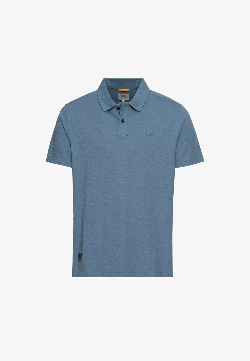 Polo bleu à manches courtes avec patte avec deux boutons, petit logo sur la poitrine et étiquette en tissu près de l'ourlet inférieur sur fond blanc.