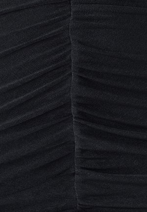 Črna gubana tkanina z gladko, rahlo sijočo teksturo. Ima horizontalne in vertikalne gube, ki ustvarjajo plastenjski učinek.