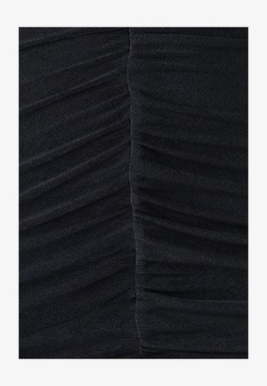 Črna gubana tkanina z gladko, rahlo sijočo teksturo. Ima horizontalne in vertikalne gube, ki ustvarjajo plastenjski učinek.