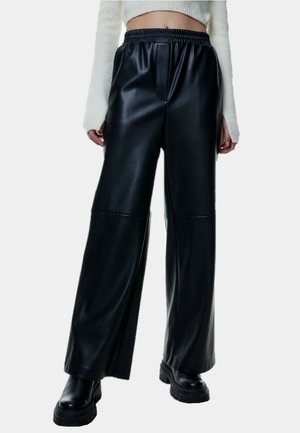 Zwarte faux leren wijde broek met een elastische tailleband, met een soepele textuur en contrasterende stiksels voor extra detail.