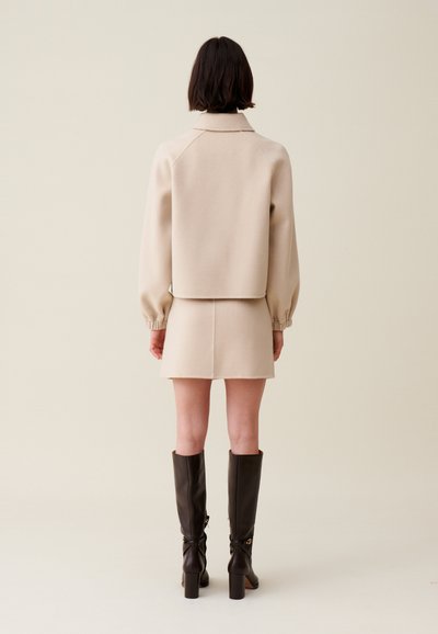 Claudie Pierlot Chaqueta de entretiempo - beige