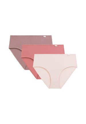 Trzy damskie bawełniane majtki z wysokim stanem w odcieniach mauve, różu przypominającego pył, oraz jasnego różu, ułożone zachodzące na siebie na białym tle.