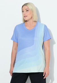 Camiseta de tirantes azul con escote en V que presenta un patrón degradado de azul claro a azul oscuro, hecha de una tela suave y ligera.