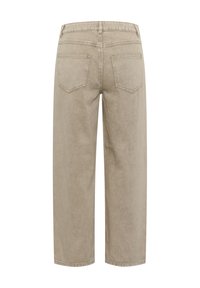 Pantalones de mezclilla de pierna ancha en color beige, con una cintura de altura media, bolsillos traseros y una textura sutil. Presentan costuras estándar y un corte recto.