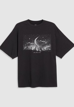 Musta puuvillainen t-paita, jossa edessä tähtitaivaan, sirppikuun ja puiden graafinen kuvio. Lyhyet hihat.