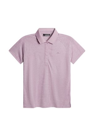 Koszulka polo z krótkim rękawem w kolorze lawendowym, z kołnierzykiem, zapięciem na guziki oraz małym haftowanym logo po lewej stronie klatki piersiowej.