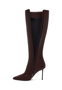 Knöchelhoher, brauner Lederstiefel mit schlankem Design, spitz zulaufender Zehenpartie, hohem Stilettoabsatz und teilweise geöffnetem, sichtbar zugenähtem Reißverschluss an der Vorderseite.
