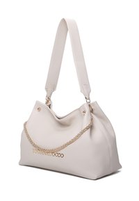 Borsa a mano in pelle beige con design morbido, accentata da una catena e logo in rilievo. Presenta due manici per opzioni di trasporto versatili.