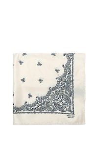 Foulard en soie crème avec un motif paisley bleu marine et une bordure décorative. Présente des motifs abstraits et un subtil éclat. Taille : forme carrée.