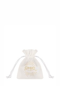 Petit sachet blanc à cordon de serrage avec le texte doré "CHIC BY LIRETTE" et un motif en rayons de soleil, fermé avec des cordelettes blanches.