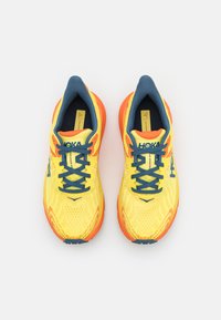 HOKA CHALLENGER 7 - Terepfutó cipők - lemonade/squash