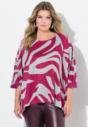 Top in stampa animale magenta e grigia con vestibilità ampia, maniche larghe e scollatura rotonda, abbinato a leggings in ecopelle nera.