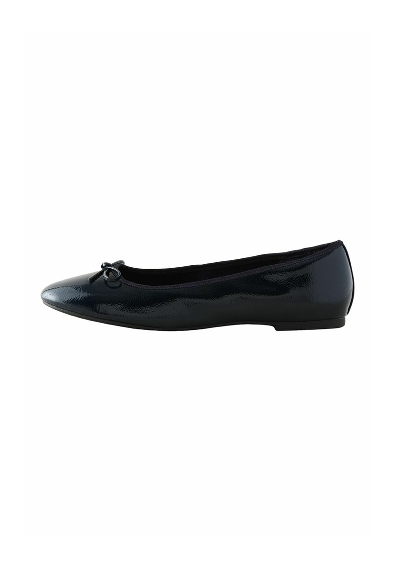 Ballerines en cuir verni noir avec un bout rond et un petit nœud décoratif à l'avant. Texture lisse et design minimaliste.