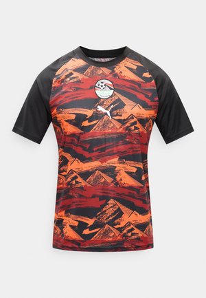 Rövid ujjú fekete és piros sportmez narancssárga piramis mintákkal, egyiptomi FA jelvénnyel és fehér Puma logóval a mellrészen.