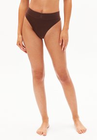 Bruin hoge taille ondergoed gemaakt van zachte stof, met een naadloos ontwerp en een elastische tailleband, met een gladde textuur en zonder zichtbare patronen.