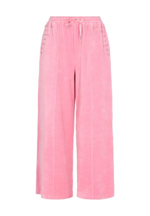 Roze wijde broeken van zacht stof hebben een taille met trekkoord en decoratieve zilveren studs aan de zijkanten, met zichtbare stiksels.