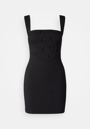 Rochie neagră cu dungi verticale albe, decolteu pătrat, bretele largi, corset ajustat și siluetă de tip skater. Textură netedă, croială până la genunchi.