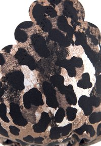 Tessuto con stampa leopardata nera e marrone, caratterizzato da una superficie testurizzata e bordi scallopati, che mette in evidenza dettagli di cucitura e una finitura liscia.